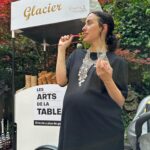 Maude Harcheb Instagram - Telle mère…telle fille 🖤 Quand t’es enceinte tout le monde te pardonne de manger tout ce que tu veux ! Sauf la balance, cette poucave 🫣 Merci pour la belle invitation Les Arts de la table ☺️ C’est quoi votre pêché mignon ? 🍓🍔🥞🍟🍣 #PassionManger #MaudeEtIndieDontShareFood