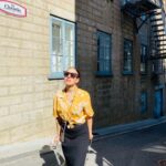 Maude Harcheb Instagram - Québec - jours je sais plus - chemise hawaiienne feat lunettes années 60 - méli mélo d’escalier (je me demande vraiment comment ils font l’hiver avec la neige et la glace) - l’amour c’est aussi regarder pas du tout dans la même direction - sakado sakado (ça cadeau 🎶) - « boire un verre ?! Ok j’ai plus mal aux pieds maman! » - envoyer quelques cartes postales moches et sales parce qu’elle s’en est servi pour faire du patin à glace dans l’appart 🙄 - ce look de surfeuse post vagues 🖤😍 Derniers jours dans ce beau pays 🥺