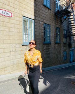 Maude Harcheb Instagram - Québec - jours je sais plus - chemise hawaiienne feat lunettes années 60 - méli mélo d’escalier (je me demande vraiment comment ils font l’hiver avec la neige et la glace) - l’amour c’est aussi regarder pas du tout dans la même direction - sakado sakado (ça cadeau 🎶) - « boire un verre ?! Ok j’ai plus mal aux pieds maman! » - envoyer quelques cartes postales moches et sales parce qu’elle s’en est servi pour faire du patin à glace dans l’appart 🙄 - ce look de surfeuse post vagues 🖤😍 Derniers jours dans ce beau pays 🥺