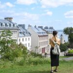 Maude Harcheb Instagram - Québec - jours je sais plus - chemise hawaiienne feat lunettes années 60 - méli mélo d’escalier (je me demande vraiment comment ils font l’hiver avec la neige et la glace) - l’amour c’est aussi regarder pas du tout dans la même direction - sakado sakado (ça cadeau 🎶) - « boire un verre ?! Ok j’ai plus mal aux pieds maman! » - envoyer quelques cartes postales moches et sales parce qu’elle s’en est servi pour faire du patin à glace dans l’appart 🙄 - ce look de surfeuse post vagues 🖤😍 Derniers jours dans ce beau pays 🥺
