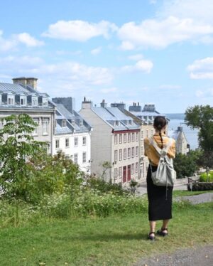 Maude Harcheb Instagram - Québec - jours je sais plus 

- chemise hawaiienne feat lunettes années 60
- méli mélo d’escalier (je me demande vraiment comment ils font l’hiver avec la neige et la glace)
- l’amour c’est aussi regarder pas du tout dans la même direction
- sakado sakado (ça cadeau 🎶)
- « boire un verre ?! Ok j’ai plus mal aux pieds maman! »
- envoyer quelques cartes postales moches et sales parce qu’elle s’en est servi pour faire du patin à glace dans l’appart 🙄
- ce look de surfeuse post vagues 🖤😍

Derniers jours dans ce beau pays 🥺