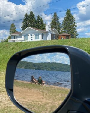 Maude Harcheb Instagram - Grandes piles/ La Tuque/ lac bouchette/ St Félicien - Jours 8 et 9 

- Avoir la trentaine et faire des détours pour voir des ponts 
- une sublime sirène 🧜‍♀️ 
- rétro plage by Anthony 
- pourquoi mon bus scolaire à moi était moche ?
- possible de construire une maison à gauche de la cascade  entre deux arbres ?
-  visiter des logements de colons des années 1900 et me rappeler de plus jamais me plaindre d’un quelconque manque de confort 
- regarder de la bOoootey 
- vivre notre best motel life 🖤
- subtilement prévenir les proches qu’ils auront pas de souvenirs parce qu’on a pas de place mais on vous aime quand même 
- Indie réalise un RÊVE : être un petit poussin dans son nid 😆

Ça passe trop vite, on peut ralentir un peu ?! ⏳