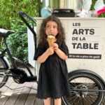 Maude Harcheb Instagram - Telle mère…telle fille 🖤 Quand t’es enceinte tout le monde te pardonne de manger tout ce que tu veux ! Sauf la balance, cette poucave 🫣 Merci pour la belle invitation Les Arts de la table ☺️ C’est quoi votre pêché mignon ? 🍓🍔🥞🍟🍣 #PassionManger #MaudeEtIndieDontShareFood