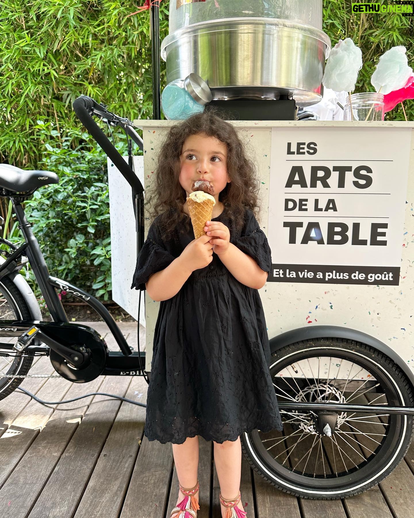 Maude Harcheb Instagram - Telle mère…telle fille 🖤 Quand t’es enceinte tout le monde te pardonne de manger tout ce que tu veux ! Sauf la balance, cette poucave 🫣 Merci pour la belle invitation Les Arts de la table ☺️ C’est quoi votre pêché mignon ? 🍓🍔🥞🍟🍣 #PassionManger #MaudeEtIndieDontShareFood