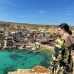 Maude Harcheb Instagram - Jour 5 : Gozo suite et fin Popeye Village des spots au fil de la route - plus les mots 😶 - beaucoup de marche, quelques chutes, beaucoup de chevilles tordues 😅 - serpent d’eau turquoise 💦 - mes préférés 🖤🖤 - tu sauterais ?! 🤪 - bassins de sel du moyen âge - ftira sur la plage dorée, la vie que je veux mener 🥹 - dernière nuit à Malte, dernier hôtel (on dirait un photomontage 😂)