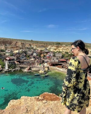 Maude Harcheb Instagram - Jour 5 : Gozo suite et fin   Popeye Village   des spots au fil de la route

- plus les mots 😶
- beaucoup de marche, quelques chutes, beaucoup de chevilles tordues 😅
- serpent d’eau turquoise 💦
- mes préférés 🖤🖤
- tu sauterais ?! 🤪
- bassins de sel du moyen âge 
- ftira sur la plage dorée, la vie que je veux mener 🥹
- dernière nuit à Malte, dernier hôtel (on dirait un photomontage 😂)