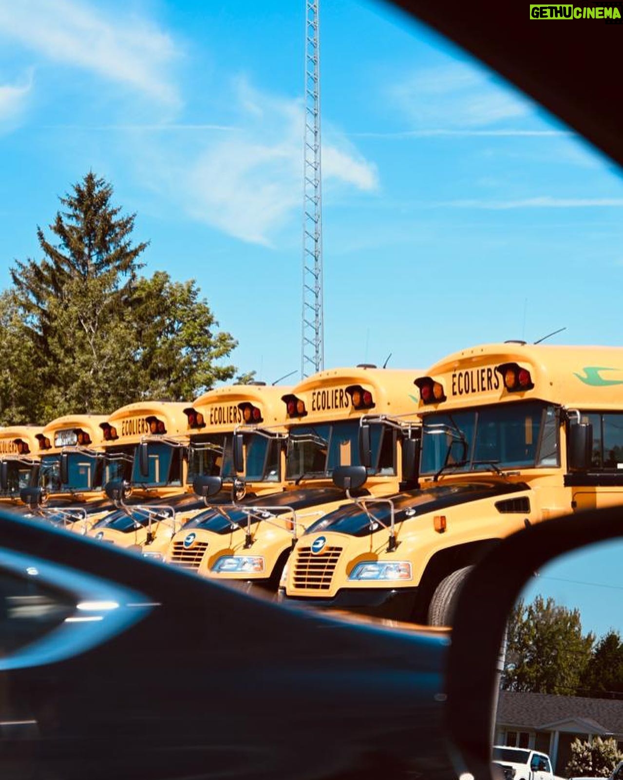 Maude Harcheb Instagram - Grandes piles/ La Tuque/ lac bouchette/ St Félicien - Jours 8 et 9 - Avoir la trentaine et faire des détours pour voir des ponts - une sublime sirène 🧜♀️ - rétro plage by Anthony - pourquoi mon bus scolaire à moi était moche ? - possible de construire une maison à gauche de la cascade entre deux arbres ? - visiter des logements de colons des années 1900 et me rappeler de plus jamais me plaindre d’un quelconque manque de confort - regarder de la bOoootey - vivre notre best motel life 🖤 - subtilement prévenir les proches qu’ils auront pas de souvenirs parce qu’on a pas de place mais on vous aime quand même - Indie réalise un RÊVE : être un petit poussin dans son nid 😆 Ça passe trop vite, on peut ralentir un peu ?! ⏳