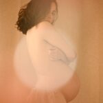Maude Harcheb Instagram - Extraits en vrac du journal de bord de ma grossesse : le mois 1. « Je déteste cette période, celle où tu es entre deux mondes, déjà enceinte, mais peut-être pas définitivement. Celle où aux yeux de tous, tu es la même qu’il y a quelques jours, alors que dans ton corps et ta tête tout est déjà si différent. T’as envie de crier « JE SUIS ENCEINTE ! » et à la fois tu dois protéger cette information comme un précieux trésor, parce que ça ne sera pas long avant que cette nouvelle doive être partagée avec le monde entier. Alors là, tout de suite, je suis dans cette ambivalence. J’aimerais ne rien avoir à cacher mais je ne peux pas encore parler parce que je ne suis pas prête. […] J’ai 40,5 de température et réalise qu’à aucun moment depuis le début de la grossesse je n’ai songé au vaccin contre la grippe. Je vais jeter un coup d’œil sur google au sujet de la grippe pendant la grossesse, erreur de débutant. D’après ce que je lis je vais peut-être mourrir, faire une fausse couche ou le bébé aura peut-être des malformations. […] Dans mon délire fiévreux, alors que mon corps est absolument inerte, allongé et immobile, un éclair de lucidité semble me frapper, TRÈS violemment : je suis enceinte. Putain je suis ENCEINTE ! Je panique littéralement. Mon dieu, qu’a t-on fait ? Pourquoi ? Pourquoi a t-on décidé de refaire un enfant ? C’est de la folie, c’est n’importe quoi, qu’est-ce qui nous a pris ? Comment je vais gérer, comment je vais m’en sortir avec deux enfants ? Il faut que je dise à Antho qu’on doit tout annuler, c’est une horrible erreur. Putain, putain, putain ! Je suis dans une détresse écrasante. […] Je réalise qu’on fait tous les deux presque comme si elle n’existait pas. On en parle que pour le strict minimum, pour les quelques RDV et démarches à faire, pour les choses concrètes en fait, sinon elle n’existe pas cette grossesse. On ne se dit pas qu’on est contents, on ne se dit pas qu’on flippe, on ne se projette pas, on est pas excités. Il semblerait que ce soit juste une information en cours de traitement par nos cerveaux. Ça me fait un peu de peine. Pour - quoi ? » 📸 @anthonyghnassia #grossesse #enceinte #montagnesrusses