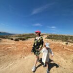 Maude Harcheb Instagram - Jour 5 : Gozo suite et fin Popeye Village des spots au fil de la route - plus les mots 😶 - beaucoup de marche, quelques chutes, beaucoup de chevilles tordues 😅 - serpent d’eau turquoise 💦 - mes préférés 🖤🖤 - tu sauterais ?! 🤪 - bassins de sel du moyen âge - ftira sur la plage dorée, la vie que je veux mener 🥹 - dernière nuit à Malte, dernier hôtel (on dirait un photomontage 😂)