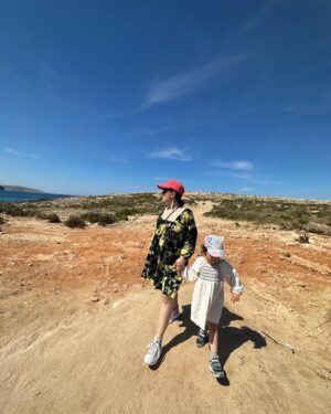 Maude Harcheb Instagram - Jour 5 : Gozo suite et fin   Popeye Village   des spots au fil de la route

- plus les mots 😶
- beaucoup de marche, quelques chutes, beaucoup de chevilles tordues 😅
- serpent d’eau turquoise 💦
- mes préférés 🖤🖤
- tu sauterais ?! 🤪
- bassins de sel du moyen âge 
- ftira sur la plage dorée, la vie que je veux mener 🥹
- dernière nuit à Malte, dernier hôtel (on dirait un photomontage 😂)