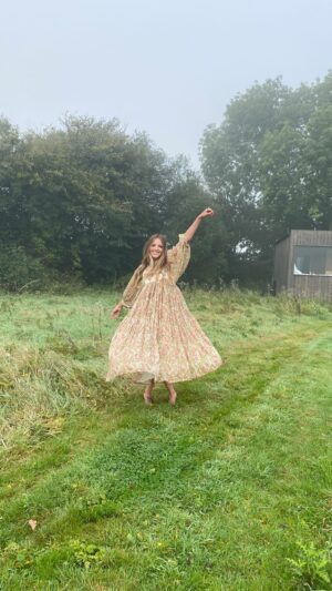 Maude Hirst Instagram - 🪐CONNECT TO THE RHYTHM OF THE UNIVERSE🪐

A quick breath that will reconnect you to the rhythm of NATURE and the UNIVERSE allowing you to CALM🌎

#breath #breathwork #calming #anxietyrelief #slowdown #trendingreels #takeamoment #calm #stressrelief