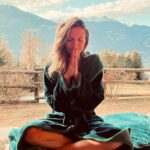 Maude Hirst Instagram - 💙STOP SCROLLING AND BREATHE💙 #breathwork #breath #slowdown #mindfulmoments #calm #anxietyrelief #meditation #maudehirst #trendingreels #inspiration @my_arbor