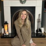 Maude Hirst Instagram – Slow down, breathe deeper and connect with yourself this Winter Solstice āļø
@chelseapeersnyc have partnered with meditation specialist @maudehirst this Winter Solstice on a short and simple breathing and meditation exercise that we hope will bring some calm and positivity to your day. Enjoy! š§š½āāļøš
#wintersolstice #meditation #chelseapeers #pyjamas #newyear #breathing #wellness #mindfulness