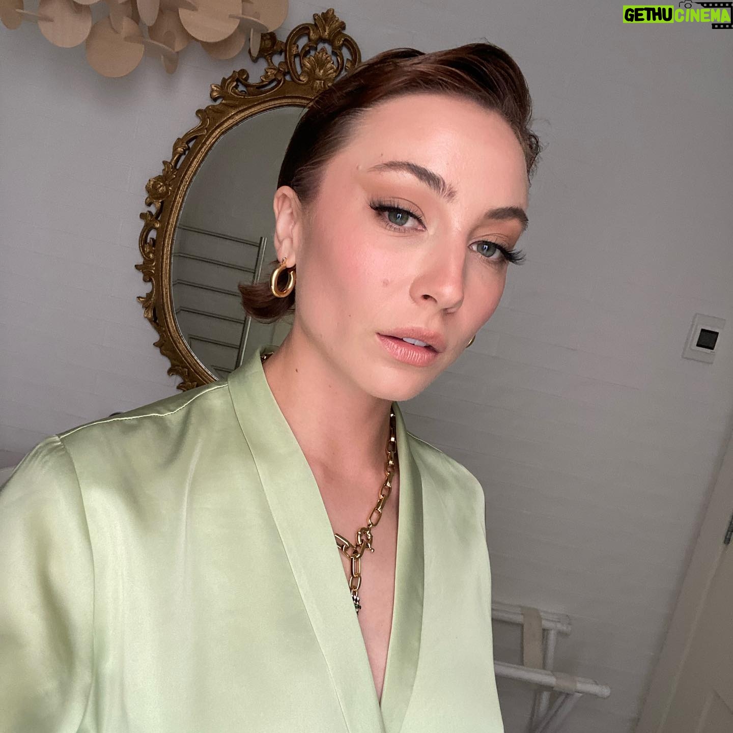 Mavournee Hazel - 3 Likes - pretty places and things 🎀🤍🫧🦢