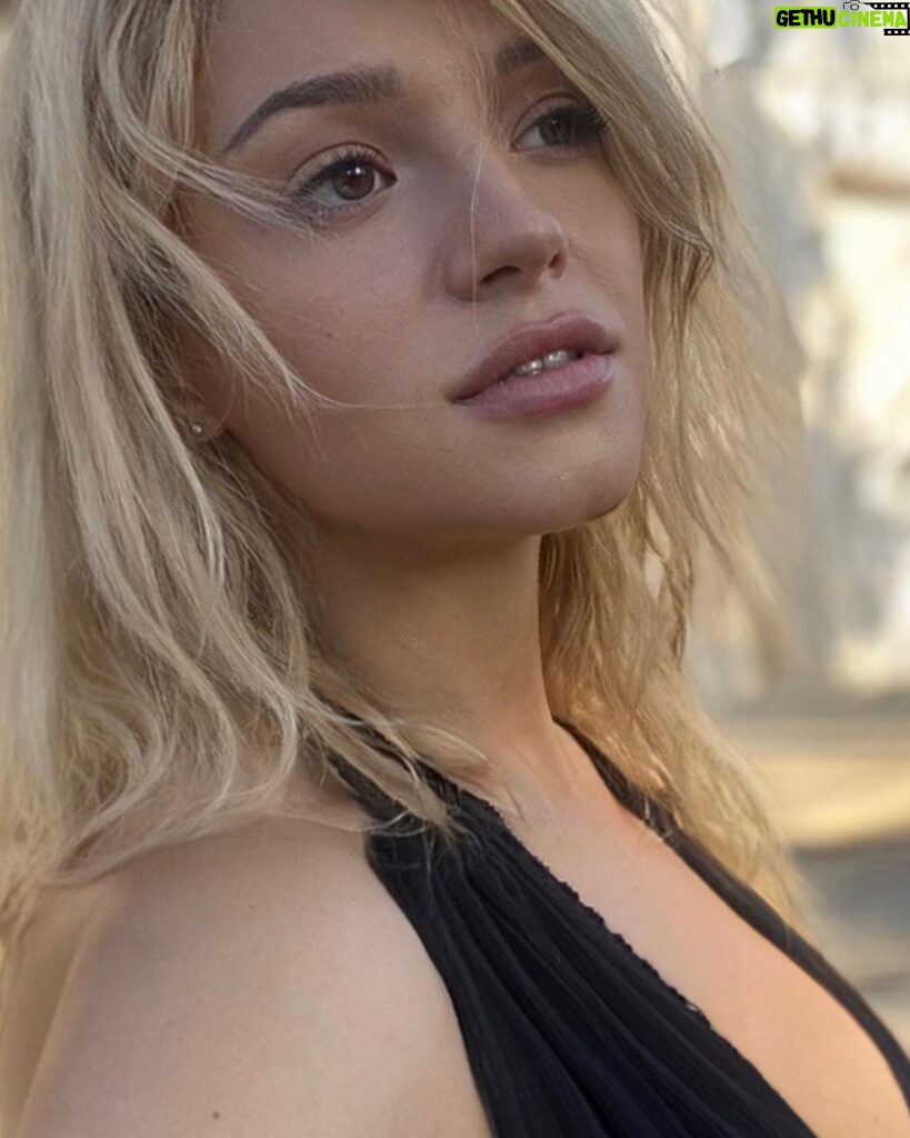Actress Max Reeves HD Instagram Photos and Wallpapers December 2022 ...