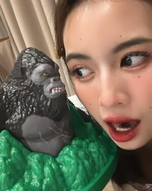 Maya Chanitcha Pimthong Instagram - วันนี้มาในลุคของสาวน้อยกับถัง popcorn 🍿🦍 
#godzillaxkong #godzillaxkongthenewempire 
#MajorCineplex
