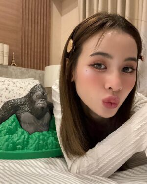 Maya Chanitcha Pimthong Instagram - วันนี้มาในลุคของสาวน้อยกับถัง popcorn 🍿🦍 
#godzillaxkong #godzillaxkongthenewempire 
#MajorCineplex