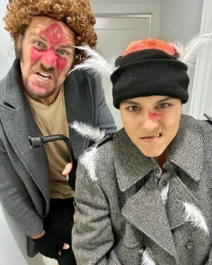 Maya Stojan Instagram - Happy Halloween you filthy animals! 
Harry: "Why the hell did you take your shoes off?"
Marve: "Why the hell are you dressed like a chicken?"
(Leo is dressed as Buzz McCallister’s tarantula)
#thewetbandits #homealone