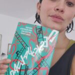 Maya Zapata Instagram - Hagámonos un favor y lean estos dos libros (el primero también está en audio libro, narrado por: yo mera). Estos dos libros tienen valiosísima información para entender la realidad de nuestro país. Debemos dejar de apuntar los dardos entre nosostr@s. Si no eres un ultra millonario, entonces debemos trabajar junt@s por un mismo fin: igualdad y justicia social. El racismo, el clasismo y el patriarcado nos afectan a todos porque son las grandes razones de la desigualdad. El Estado de Bienestar que queremos lo vamos a construir entre tod@s. Y ahora que nos preparamos para elegir a nuestra nueva gobernanta (porque México sí está preparado para una mujer presidenta) debemos elegir con base en información fiable. Estos libros, traducen en datos estadísticos, la experiencia de vida de muchas gente. Gracias @viririosc por existir! Amo la elocuencia y ecuanimidad con la que debates con aquellos vendehúmos del libre mercado y la meritocracia. El primer libro se llama #noesnormal y es de @viririosc El segundo libro se llama #desigualdades y es de Raymundo Campos