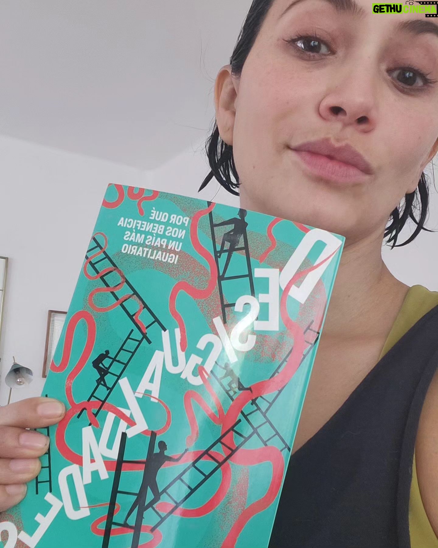 Maya Zapata Instagram - Hagámonos un favor y lean estos dos libros (el primero también está en audio libro, narrado por: yo mera). Estos dos libros tienen valiosísima información para entender la realidad de nuestro país. Debemos dejar de apuntar los dardos entre nosostr@s. Si no eres un ultra millonario, entonces debemos trabajar junt@s por un mismo fin: igualdad y justicia social. El racismo, el clasismo y el patriarcado nos afectan a todos porque son las grandes razones de la desigualdad. El Estado de Bienestar que queremos lo vamos a construir entre tod@s. Y ahora que nos preparamos para elegir a nuestra nueva gobernanta (porque México sí está preparado para una mujer presidenta) debemos elegir con base en información fiable. Estos libros, traducen en datos estadísticos, la experiencia de vida de muchas gente. Gracias @viririosc por existir! Amo la elocuencia y ecuanimidad con la que debates con aquellos vendehúmos del libre mercado y la meritocracia. El primer libro se llama #noesnormal y es de @viririosc El segundo libro se llama #desigualdades y es de Raymundo Campos