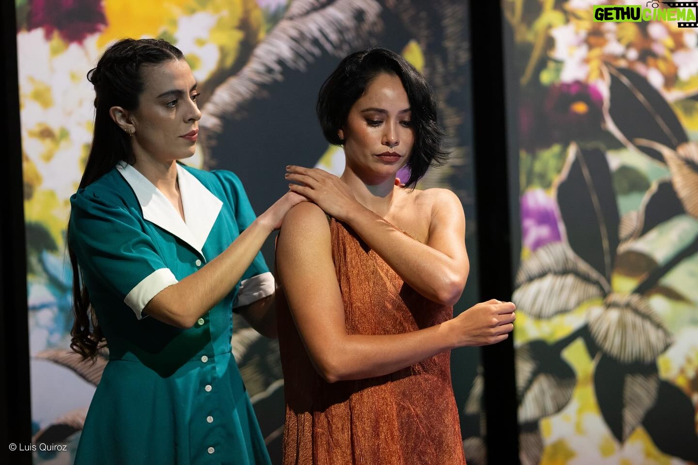 Maya Zapata Instagram - Éxtasis Puro, del mito griego a la realidad actual. Maya Zapata se pone en la piel de Clitemnestra para transportarnos en la mitología griega y contarnos como la reina de Micenas, da forma a su venganza, cuando aconsejada por sus demonios asesina a su triunfante marido Agamenón, recién llegado de la guerra de Troya y a su trofeo de guerra, la Princesa Casandra, contándonos en el camino, un nuevo orden femenino que, aunque se contó en la era del mito, continúa buscando su camino para colocar a cada quién en su lugar. 📸 @luis_quirozm #ExtasisPuro #Teatro #ForoLucerna #TeatroMexico #Yolo #PicOfTheDay #PhotoOfTheDay #CanonPhotography #Canon #Tgif #Igers #InstaGood #photography #Arte #Clitemnestra #MayaZapata #25Produccion #Actor #Actriz