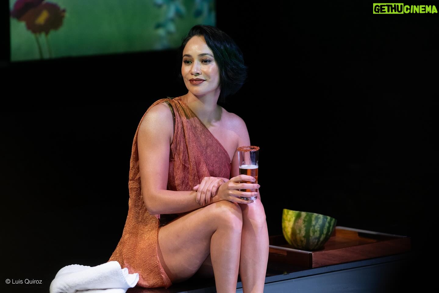 Maya Zapata Instagram - Éxtasis Puro, del mito griego a la realidad actual. Maya Zapata se pone en la piel de Clitemnestra para transportarnos en la mitología griega y contarnos como la reina de Micenas, da forma a su venganza, cuando aconsejada por sus demonios asesina a su triunfante marido Agamenón, recién llegado de la guerra de Troya y a su trofeo de guerra, la Princesa Casandra, contándonos en el camino, un nuevo orden femenino que, aunque se contó en la era del mito, continúa buscando su camino para colocar a cada quién en su lugar. 📸 @luis_quirozm #ExtasisPuro #Teatro #ForoLucerna #TeatroMexico #Yolo #PicOfTheDay #PhotoOfTheDay #CanonPhotography #Canon #Tgif #Igers #InstaGood #photography #Arte #Clitemnestra #MayaZapata #25Produccion #Actor #Actriz