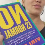 Maya Zapata Instagram - Hagámonos un favor y lean estos dos libros (el primero también está en audio libro, narrado por: yo mera). Estos dos libros tienen valiosísima información para entender la realidad de nuestro país. Debemos dejar de apuntar los dardos entre nosostr@s. Si no eres un ultra millonario, entonces debemos trabajar junt@s por un mismo fin: igualdad y justicia social. El racismo, el clasismo y el patriarcado nos afectan a todos porque son las grandes razones de la desigualdad. El Estado de Bienestar que queremos lo vamos a construir entre tod@s. Y ahora que nos preparamos para elegir a nuestra nueva gobernanta (porque México sí está preparado para una mujer presidenta) debemos elegir con base en información fiable. Estos libros, traducen en datos estadísticos, la experiencia de vida de muchas gente. Gracias @viririosc por existir! Amo la elocuencia y ecuanimidad con la que debates con aquellos vendehúmos del libre mercado y la meritocracia. El primer libro se llama #noesnormal y es de @viririosc El segundo libro se llama #desigualdades y es de Raymundo Campos