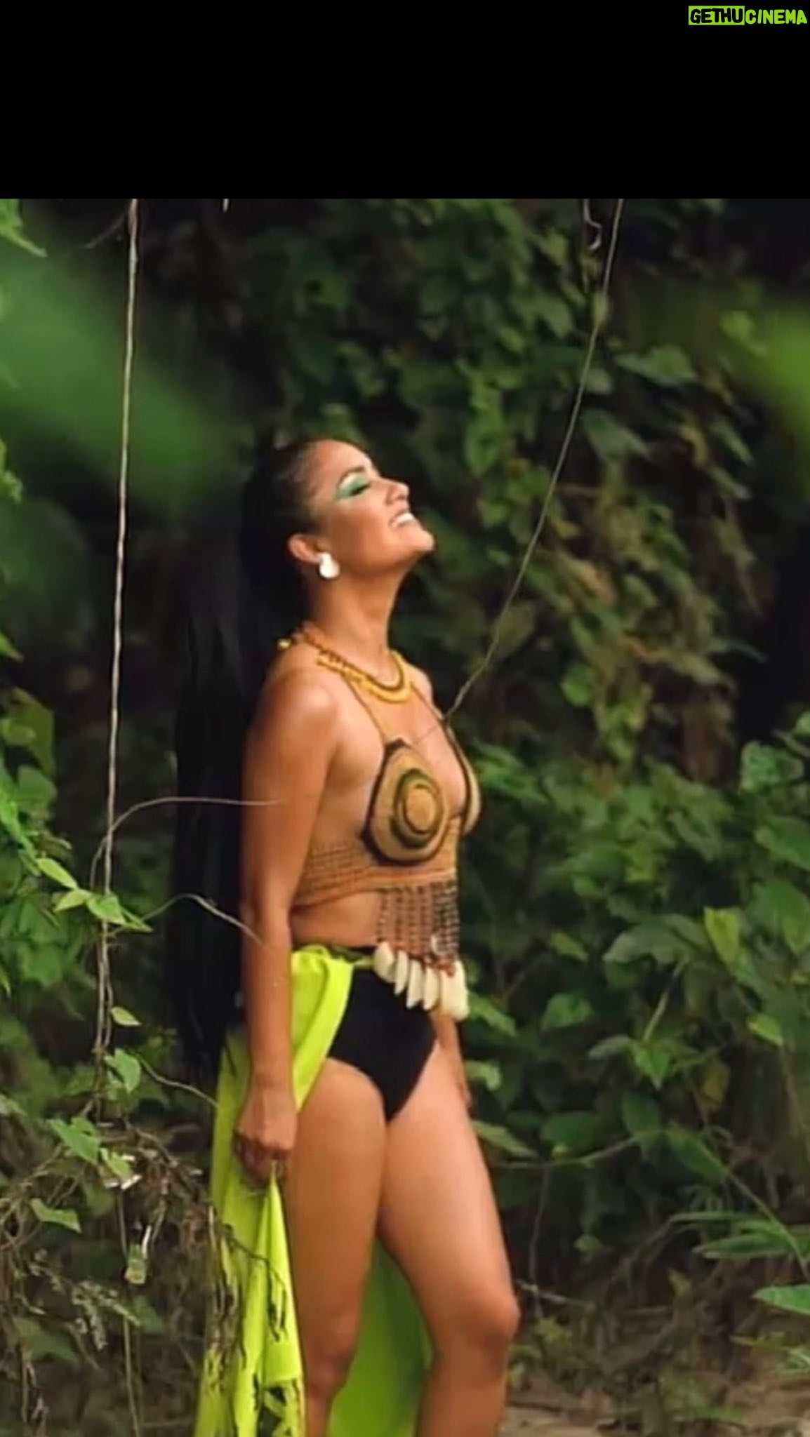 Mayella Lloclla Instagram - Para este calor ☀️ “Como el Río” un poquito de electrónica peruana Urbana Tropical con lo andino, así es ❤️🔥míralo en YouTube y ponlo en tu playlists de Spotify 🎧