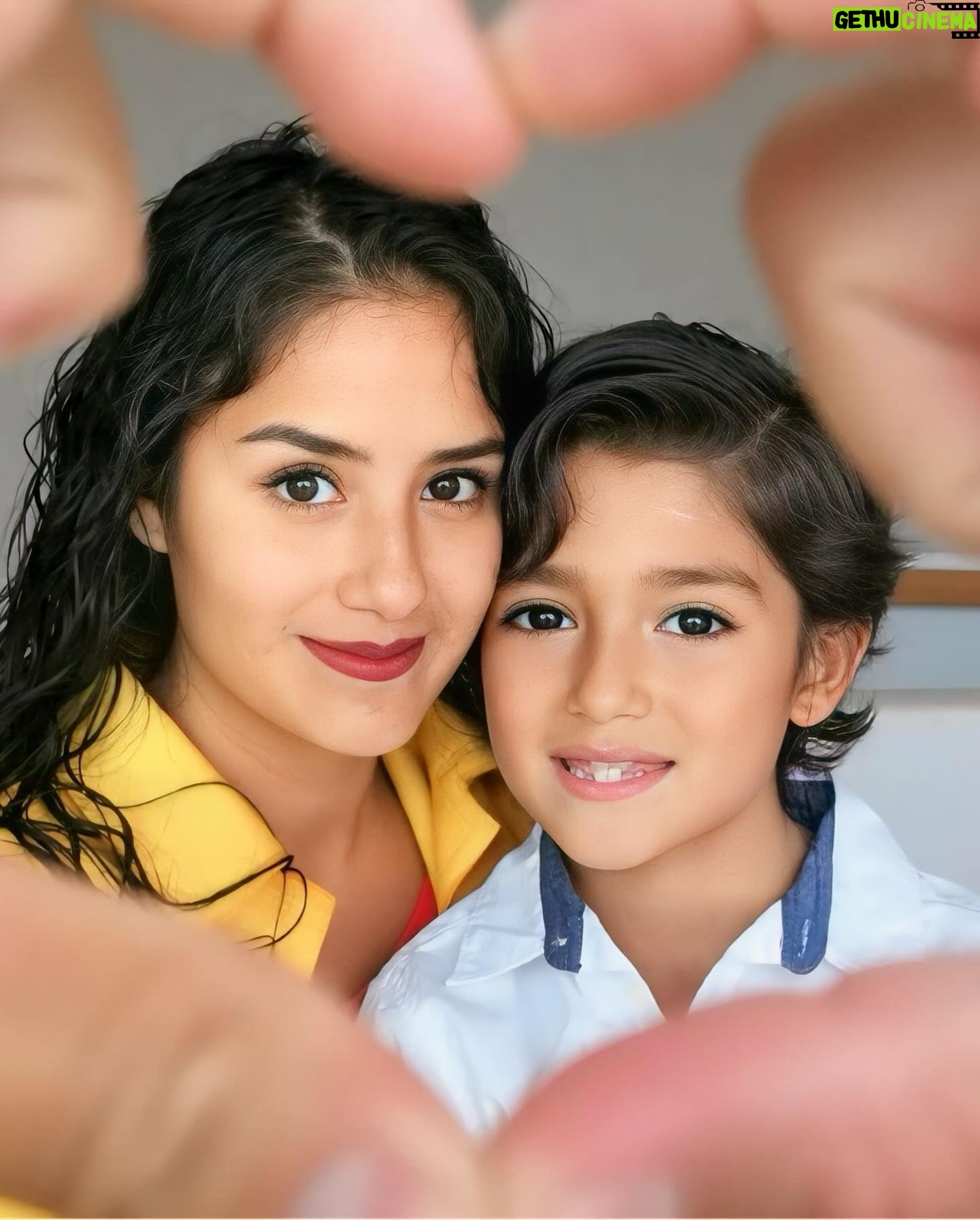 Mayella Lloclla - 15.1K Likes - No tengo palabras para explicar lo que significa ser tu Madre. Al verte crecer todos estos 13 años lo único que se viene a la mente es la palabra AMOR.
Feliz día a todas las mamitas qué día a día cuidamos a nuestros hijos con Amor #happymothersday #diadelamadre #felizdiadelamadre