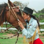 Mayella Lloclla Instagram - Navidad tiempo de Amar✨❤️‍🔥🥹 , Feliz Navidad para todos amigos 🫶🏼✨❤️‍🔥 Hermosas fotos en @cabalgatas.chincheros tomadas por el gran @alzamorafoto #HoyEsNavidad #MayellaLloclla