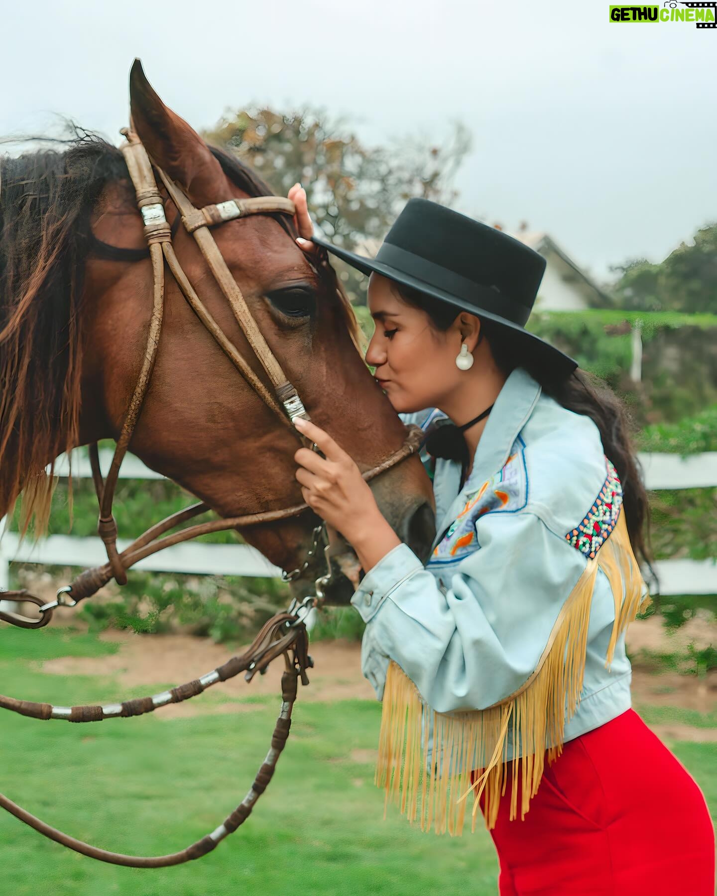 Mayella Lloclla Instagram - Navidad tiempo de Amar✨❤️🔥🥹 , Feliz Navidad para todos amigos 🫶🏼✨❤️🔥 Hermosas fotos en @cabalgatas.chincheros tomadas por el gran @alzamorafoto #HoyEsNavidad #MayellaLloclla