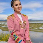 Mayella Lloclla Instagram - Hermosas postales en Puno en el gran hotel @ghl_lagotiticaca Mis outfits @cora.hechoamano Mi maquillaje y peinado @juliocesarneyra1 #puno #lagotiticaca #viaje #Perú