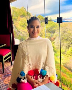 Mayella Lloclla Instagram - Hermosas postales en Puno en el gran hotel @ghl_lagotiticaca Mis outfits @cora.hechoamano Mi maquillaje y peinado @juliocesarneyra1 #puno #lagotiticaca #viaje #Perú