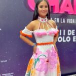 Mayella Lloclla Instagram - Desde este jueves 11 no te pierdas la película “Chabuca” basada en la vida de nuestro querido Ernesto Pimentel @lacholachabuca Felicidades @miguelvalladares @sergioarmasgo_ @izanalcazaractor @_migueldavalos @ginayangali @norka_ramirez @haydee.caceres @brandogallesi @actorramongarcia @alegrialiliana @rodrigopalaciosp @ebelinortiz y a todos los actores , al director @carmonadelsolar , @marcomoscoso.prod , al fotógrafo @renzorivasdp , a vestuario @pepegdesign ,al equipo técnico, de producción de @tondero por este hermoso trabajo y a ti mi querido @lacholachabuca por permitir que tu historia sea contada e inspire a muchos de nosotros 🫶🏼👏🏽 Mi bella falda pintado a mano y mi top de crochet realizado por la comunidad @cora.hechoamano ❤️‍🔥 Mi Make up y peinado por @juliocesarneyra1 🫶🏼 #peliculaperuana #pelicula #movie #redcarpet #tejido #crochet #pintadoamano #handmade #mayellalloclla #alfombraroja #cine #peru #hechoamano #artista #actress #actriz #chabucalapelícula