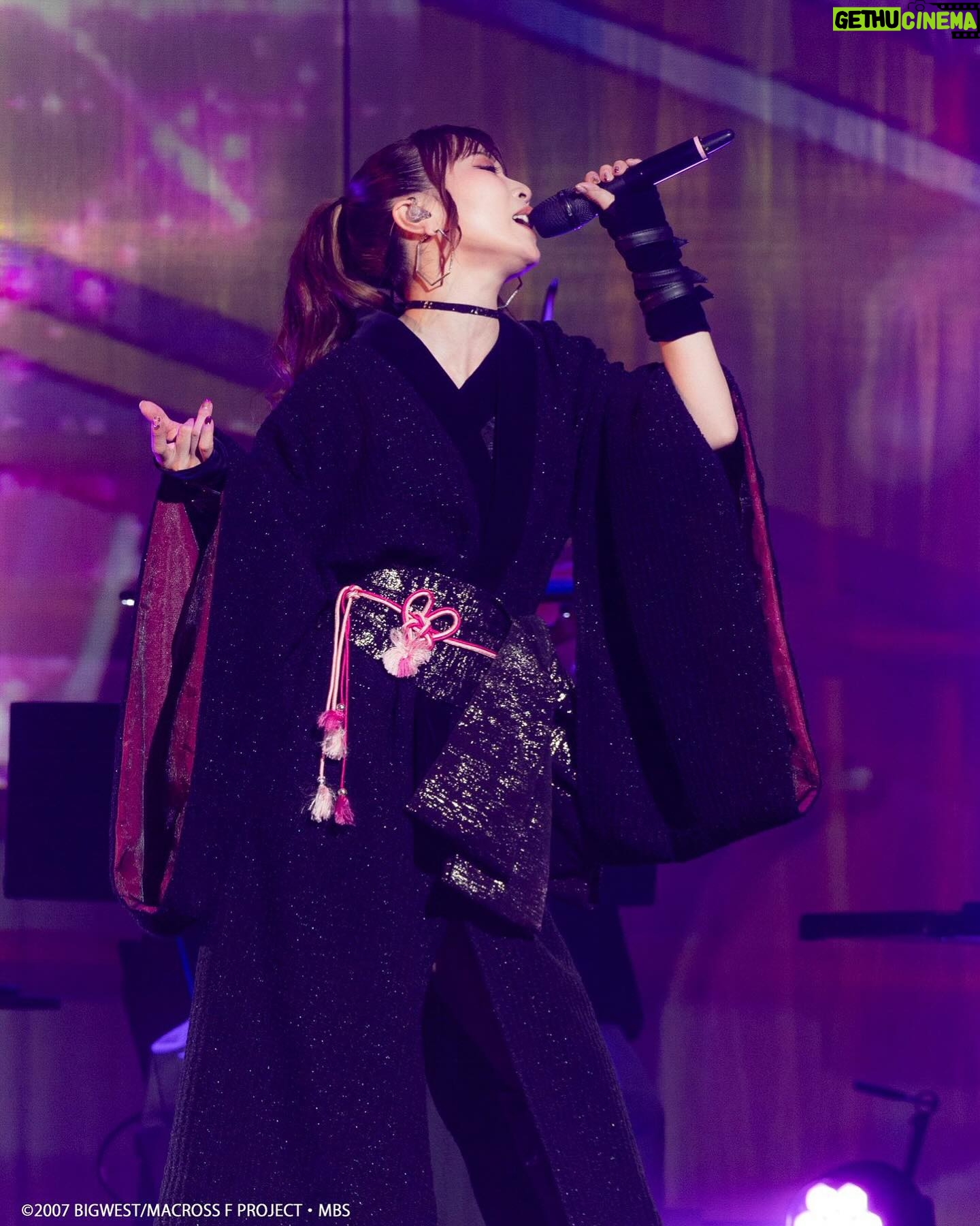 May'n - 4.2K Likes - 本日6/4発売のマクロスΔワルキューレライブアルバム「W encore」の初回限定盤に「マクロスFとΔ合わせ 京都南座歌舞伎ノ宴」のBlu-rayが!
私シェリル・ノーム starring May'nのステージも完全収録されてます!
しかも、配信されてなかった昼公演のみのユニバーサル・バニーとみのりちゃんとのノーザンクロスも初映像化!わーい!
OPの演出は歯車のユニバニが嬉しすぎるし
お昼のユニバニと夜なエリクシアの違いも楽しんでもらえたら嬉しいな🫣💕
みのりちゃんの声だからこその切なさマシマシのノーザンも
JUNNAちゃんとの容赦ない殴り合いのノーザンも
どっちも楽しかったし嬉しかった♡
後輩?って感覚はいい意味であんまりなくて(抱きしめたい可愛さはある、何かあったら助けにいきたいし。笑)
2人ともかっこいいシンガーだなーって改めて思った1日でした🤜
Δファンの皆様、2人とも最高にかっちょいいので是非ご期待くださいね✨
そしてシェリルon Stageは
前にも書いたけど、
F愛込めたステージです💚💙🩷
ここまで豪華に今のシェリルのステージを収録してもらえたのが特典BDになっちゃったのはシェリルの強気な女マインドをおもうとちょびっとだけ寂しい気持ちだけど、(こっそり)
でも、逆に言うと"特典"にしてもらえて嬉しい気持ち!!だって、シェリルは"特別"にいい女だっていうのを証明したステージだもんっ!ふっふーーん!!🤭💕
たくさんの方にみていただけますようにー!
そして、今後また
おもいっきりF愛を叫び合えるみんなとワクワクできる機会がありますようにーー🤟
#マクロスΔ #マクロスF #京都南座歌舞伎ノ宴 #シェリルノーム #Mayn