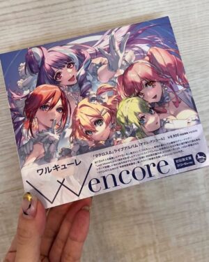 May'n Instagram - 本日6/4発売のマクロスΔワルキューレライブアルバム「W encore」の初回限定盤に「マクロスFとΔ合わせ 京都南座歌舞伎ノ宴」のBlu-rayが！

私シェリル・ノーム starring May'nのステージも完全収録されてます！

しかも、配信されてなかった昼公演のみのユニバーサル・バニーとみのりちゃんとのノーザンクロスも初映像化！わーい！

OPの演出は歯車のユニバニが嬉しすぎるし
お昼のユニバニと夜なエリクシアの違いも楽しんでもらえたら嬉しいな🫣💕

みのりちゃんの声だからこその切なさマシマシのノーザンも
JUNNAちゃんとの容赦ない殴り合いのノーザンも
どっちも楽しかったし嬉しかった♡

後輩？って感覚はいい意味であんまりなくて(抱きしめたい可愛さはある、何かあったら助けにいきたいし。笑)
2人ともかっこいいシンガーだなーって改めて思った１日でした🤜
Δファンの皆様、2人とも最高にかっちょいいので是非ご期待くださいね✨

そしてシェリルon Stageは
前にも書いたけど、
F愛込めたステージです💚💙🩷

ここまで豪華に今のシェリルのステージを収録してもらえたのが特典BDになっちゃったのはシェリルの強気な女マインドをおもうとちょびっとだけ寂しい気持ちだけど、(こっそり)
でも、逆に言うと"特典"にしてもらえて嬉しい気持ち！！だって、シェリルは"特別"にいい女だっていうのを証明したステージだもんっ！ふっふーーん！！🤭💕

たくさんの方にみていただけますようにー！

そして、今後また
おもいっきりF愛を叫び合えるみんなとワクワクできる機会がありますようにーー🤟

#マクロスΔ #マクロスF #京都南座歌舞伎ノ宴 #シェリルノーム #Mayn