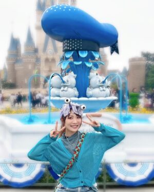 May'n Instagram - 🩵💙💜

ドナルドカラーにしたんだけど、思ってたよりパークはドナルド色なかった😗
ドナルドのカチューシャ的なやつはもう売り切れてたんかなーー🪿🎈ブーにした👻

#tokyodisneyland #ドナルドのクワッキーダックシティ