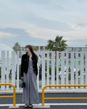 Mayu Miyamoto Instagram - .
今日の撮影おわりに久しぶりの私服。
贅沢にも曽根さんに撮ってもらっちゃった🤤　@masaki_sone_pm 

#よくみて
#遠藤さんおりてる方の手もピースしてる
#楽しい撮影でした
#まゆふく