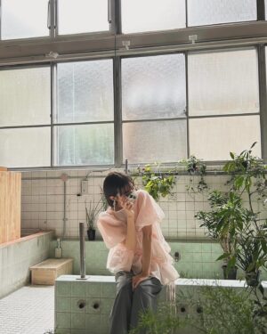 Mayu Miyamoto Instagram - 「写真ライフ」発売中〜♨️

普段使っているカメラのお話をしています！
ぜひ見てください♡