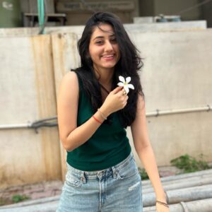 Mazel Vyas Instagram - Aap sab ke liye Phool 🌸
.
.
.
#flower #flowergirl #smile #pyaara