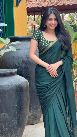 Mazel Vyas Instagram - तोसे नैना जब से मिले बन गए सिलसिले >> ♥️
.
.
.
#tosenaina #saree #slomo #reelsvideo #fullfilmy #indianwear