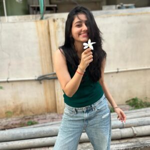 Mazel Vyas Instagram - Aap sab ke liye Phool 🌸
.
.
.
#flower #flowergirl #smile #pyaara