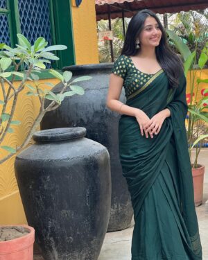 Mazel Vyas Instagram - May the wealth of happiness, riches of prosperity adorn your home on this Dhanteras and always 🌸✨
.
.
.
Wearing - @sudhacreation_  @purvivyas 
.
#dhanteras #saree #shinebright #prosperity #wealth