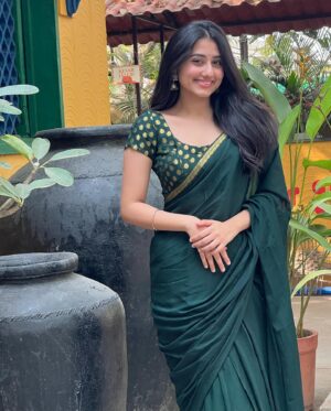 Mazel Vyas Instagram - May the wealth of happiness, riches of prosperity adorn your home on this Dhanteras and always 🌸✨
.
.
.
Wearing - @sudhacreation_  @purvivyas 
.
#dhanteras #saree #shinebright #prosperity #wealth