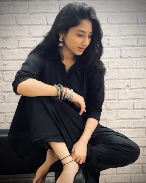 Mazel Vyas Instagram - मनोहारिणी 🕊️🖤
.
.
.
#manoharini #basachalagtahain #blacksuit #accessories
