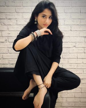 Mazel Vyas Instagram - मनोहारिणी 🕊️🖤
.
.
.
#manoharini #basachalagtahain #blacksuit #accessories