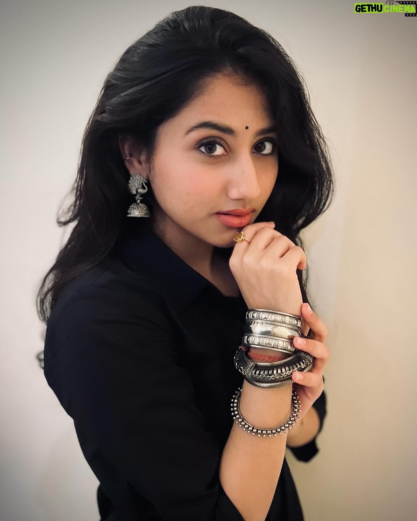 Mazel Vyas - 5K Likes - मनोहारिणी 🕊️🖤
.
.
.
#manoharini #basachalagtahain #blacksuit #accessories