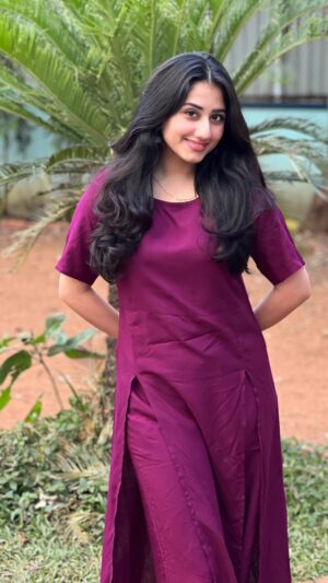 Mazel Vyas Instagram - Sohniye 🦋💜
.
.
.
Wearing - @vastramaniaa 

#onelove #sohniye #reels