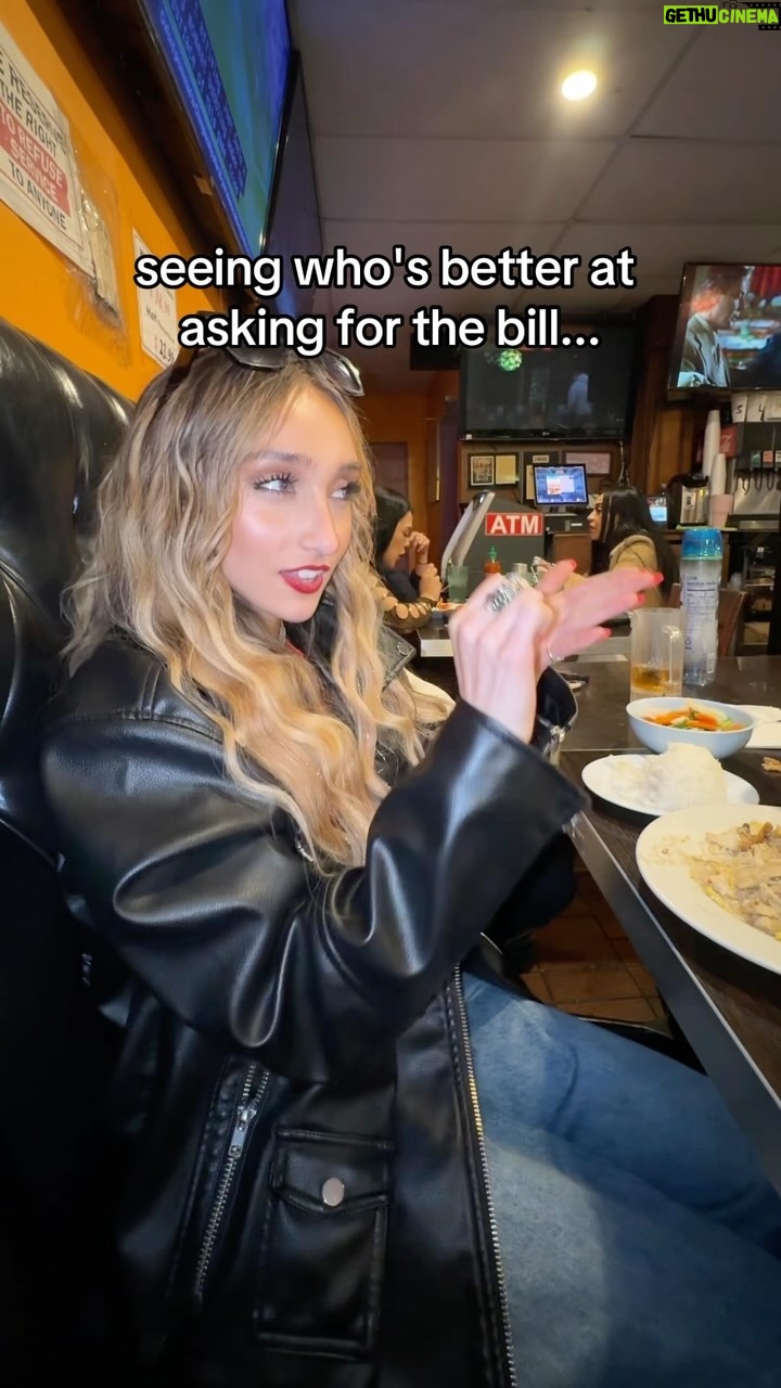 McKenzi Brooke Instagram - The awkward silence is CRAZYYY😭😭 @beautyandbrainswithatwist #TheBill #Check #Comedy #Relatable #restaurant #waitress