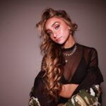 McKenzi Brooke Instagram - Like a dark horse 🖤🖤 More of this outfit on my brandarmy (link in bio) Hairstyle: @ikonbh